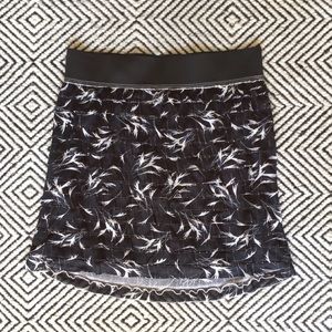 Adorable Black & White Feather Mini Skirt Small